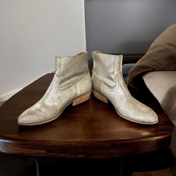 Frye Rubie style Silver Leather Ankle Boots- size 8- perfect condition! - Picture 3 of 9